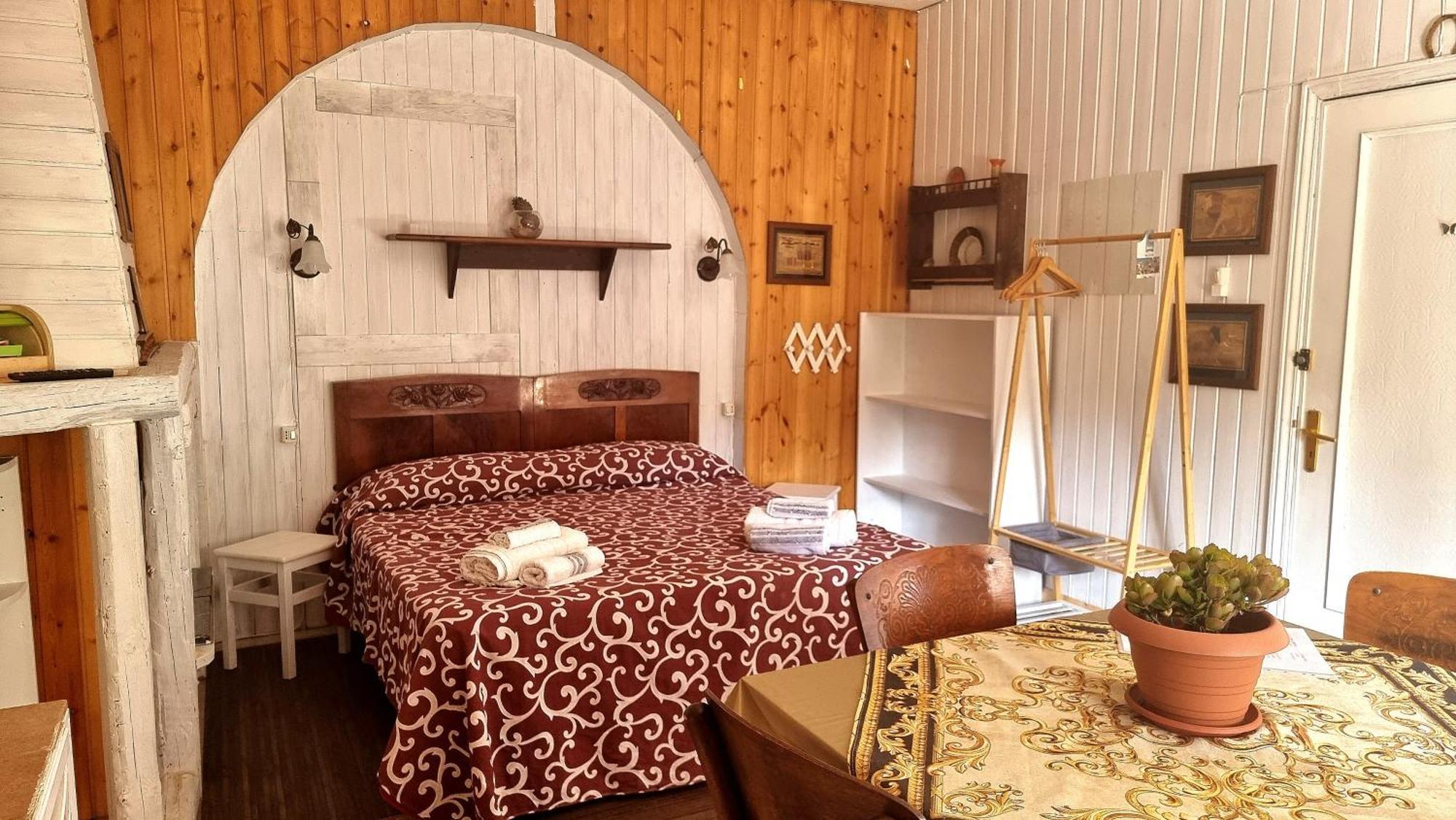Sunset Valley Village Motta Sant'Anastasia Room photo